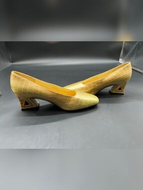 Classique Vintage Faux Croc Chunky Heel Metallic Gold Pumps Size: 7.5W